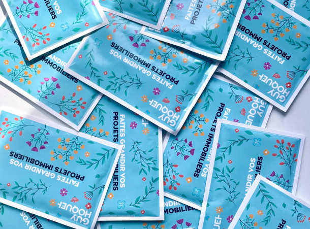 La période où l'on offre des sachets de graines démarre !! 🌼🌷🌸 Faites fleurir vos jardins et vos projets ! 😉 Venez récupérer vos graines en agence 💙🤍